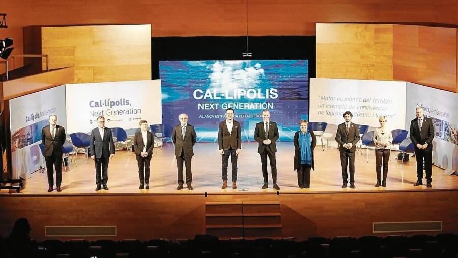 Foto final del acto con los diez protagonistas en el escenario del Auditori Josep Carreras. FOTO: Fabián Acidres