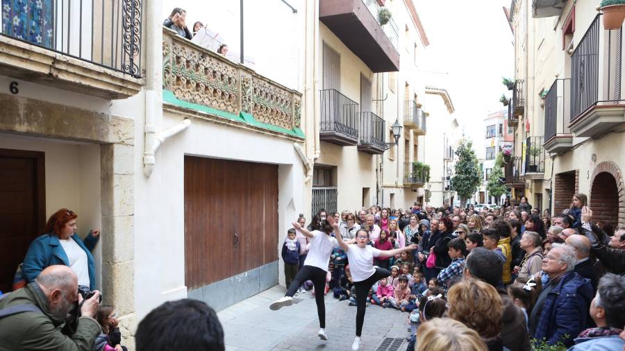 Los alumnos de la Escola de Música tocaron en diferentes balcones del barrio. FOTO: ALBA MARINÉ