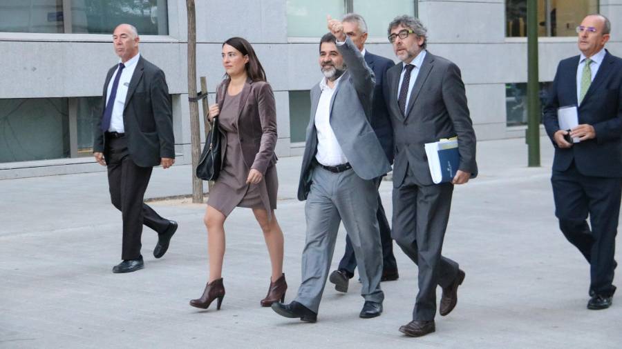 Jordi Sànchez, en el centro con el puño levantado, en una imagen del pasado 16 de octubre, día en el que entró en prisión. FOTO: ACN