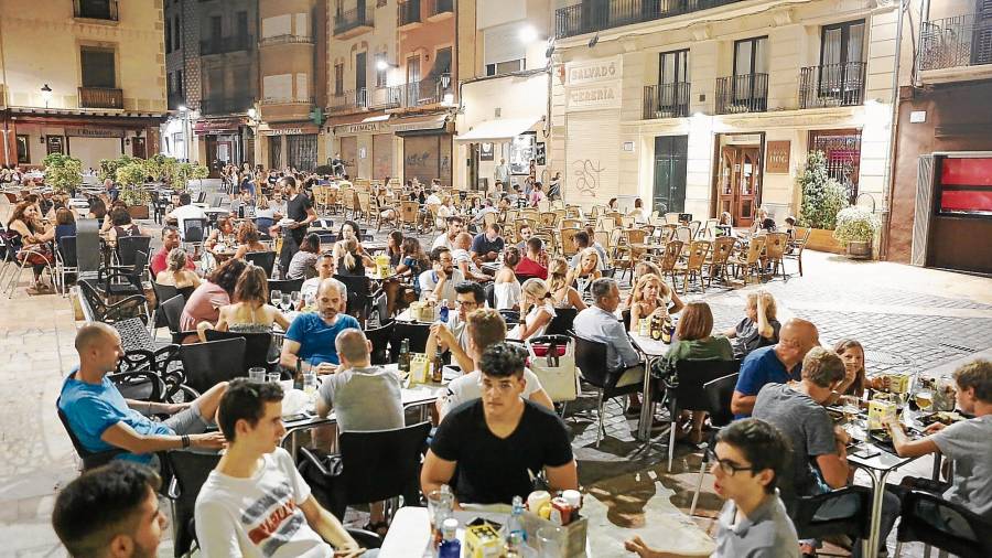 El nuevo horario de las terrazas se ha establecido con el objetivo de garantizar el descanso de los vecinos de la ciudad. FOTO: Alba Mariné