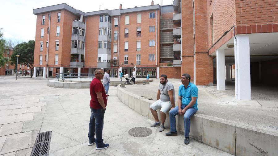 Grupo de vecinos charlando en la plaza de Mas Pellicer, en el barrio de San José Obrero. Foto: Alfredo González