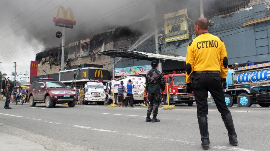 Aparatoso incendio en un centro comercial que causó casi una cuarentena de víctimas. FOTO: efe