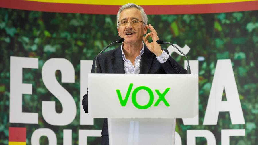 El fundador de VOX José Antonio Ortega Lara, durante su intervención en un mitin en Murcia.
