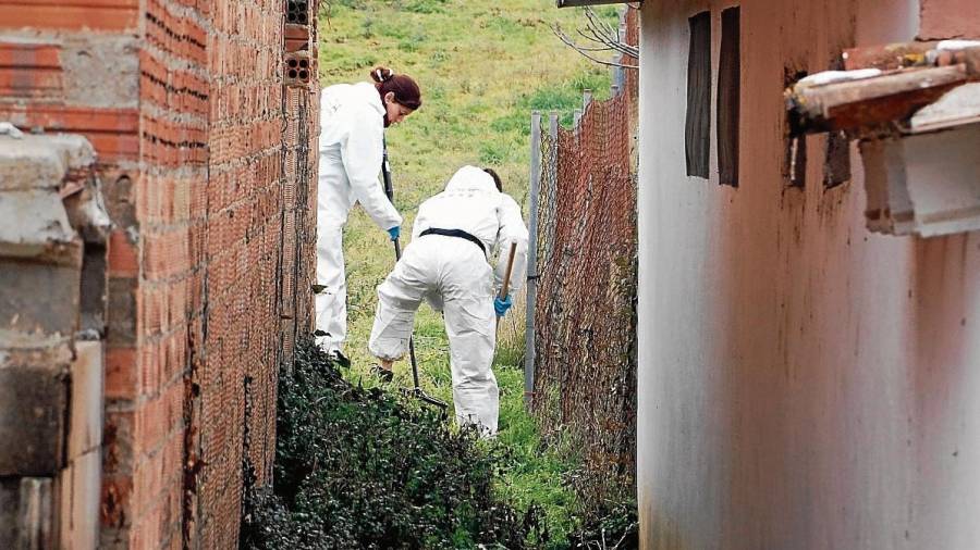 Agents de la policia científica rastregen uns terrenys a Anglès, dimarts. FOTO: ACN