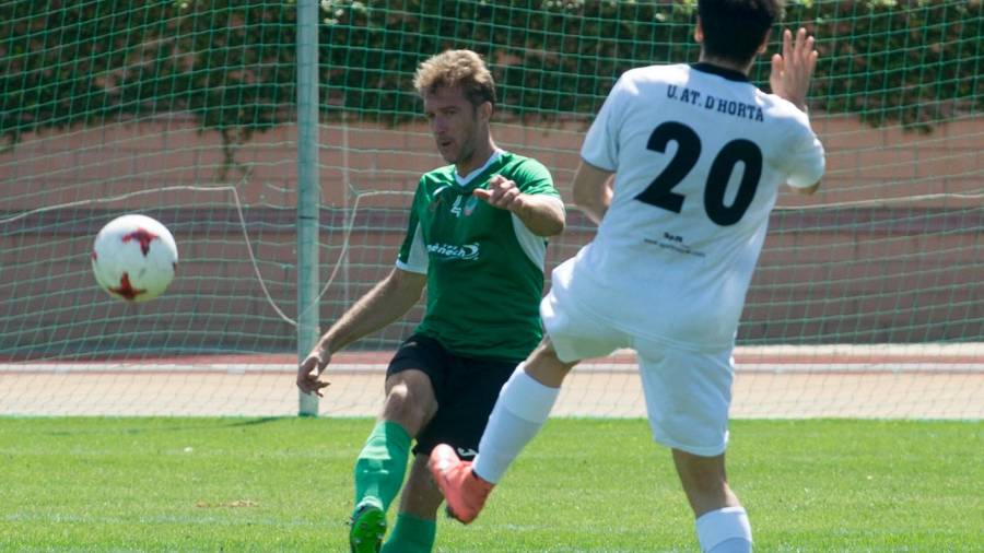 Enric Socías, jugador del FC Ascó, en un partido de esta temporada. Foto: Joan Revillas