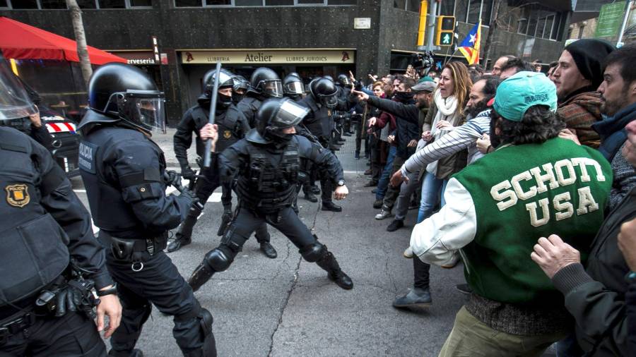 Miembros de los Mossos d'Esquadra impiden el paso de manifestantes en las inmediaciones de la Delegación del Gobierno en Barcelona, durante la protesta convocada esta tarde por los Comités de Defensa de la República. EFE