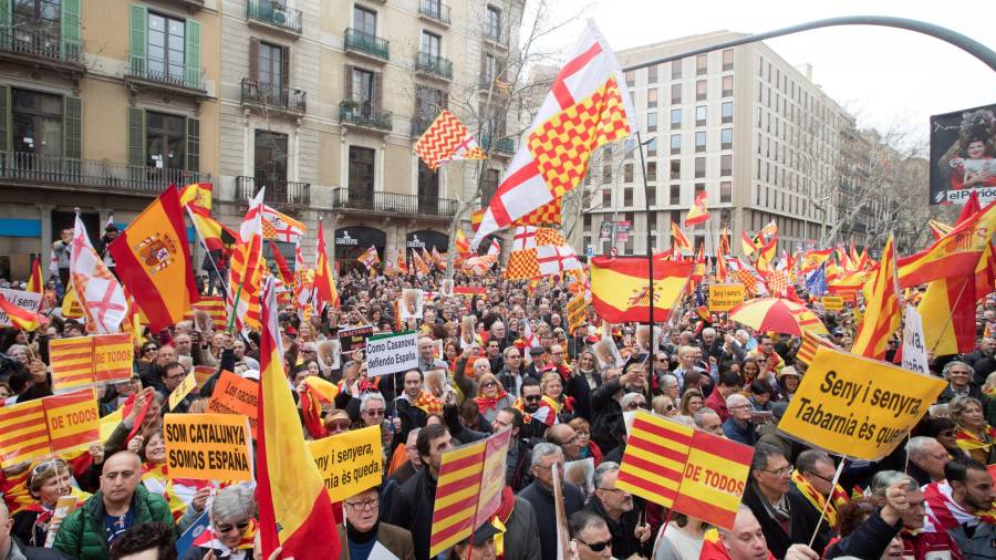 La Plataforma por Tabarnia ha iniciado hoy su movilización en Barcelona, que ha congregado a centenares de personas. FOTO: EFE