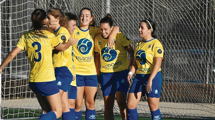 Las jugadoras del CD Riudoms femenino celebran un gol esta temporada en el campo municipal de Riudoms. FOTO: JOSEP M. GARGALLO