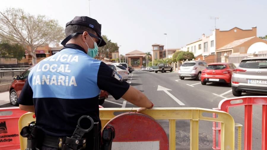 Imagen de un agente acordonando la zona donde se encuentra el hotel de Tenerife afectado por el virus. EFE