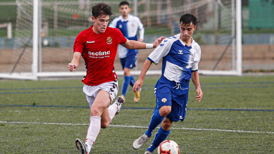El futbolista del Nàstic Juvenil Kim Lorca persigue a un rival del Sabadell.