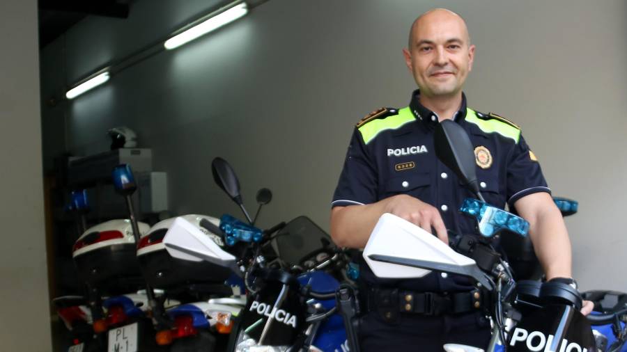Pla mig de l'inspector en cap de la policia local d'Amposta, Josep Massana, amb algunes de les motos de la flota policial. Foto: ACN
