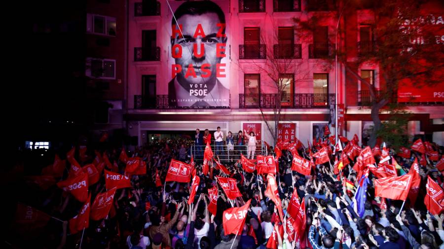 Simpatizantes socialistas celebran el resultado del PSOE en las elecciones generales, en la sede socialista en la Calle Ferraz de Madrid. EFE/JuanJo Martín