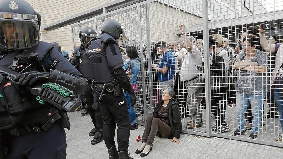 Los votantes que no pudieron entrar en el interior y se quedaron en la puerta, fueron los que se llevaron la peor parte. Foto: Lluís Milián