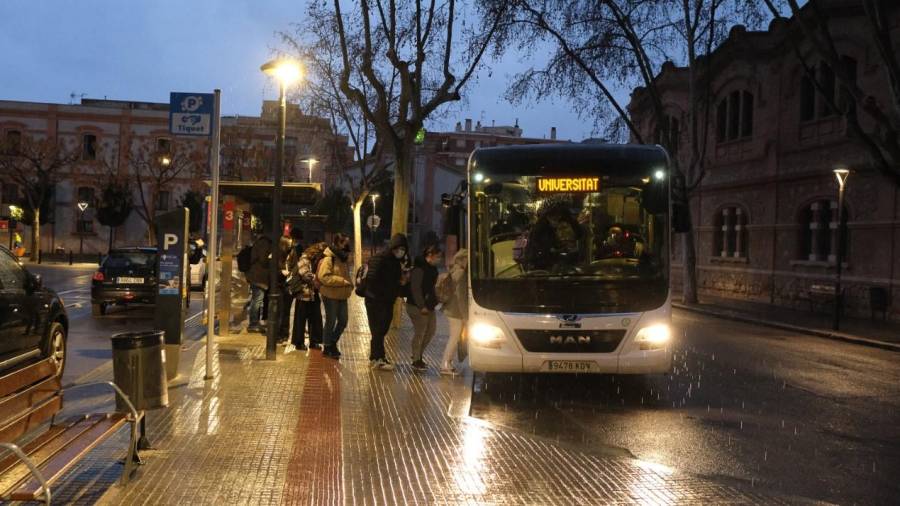 El colapso del bus universitario Reus-Tarragona indigna a los usuarios