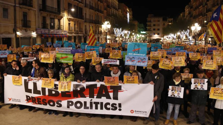 Pla obert dels assistents a la concentració per demanar la llibertat de Junqueras, Forn, Sànchez i Cuixart a la plaça de la Font de Tarragona. FOTO: ACN