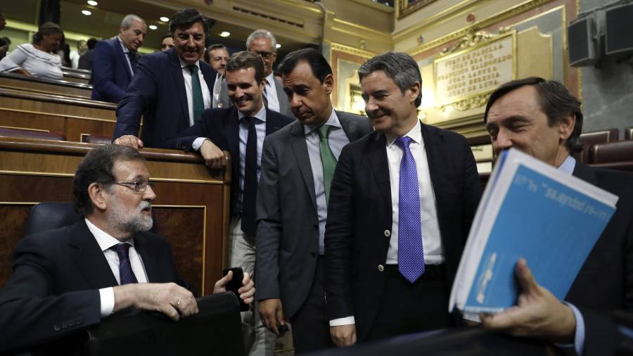 Rajoy en su escaño del Congreso de los Diputados. EMILIO NARANJO (EFE)