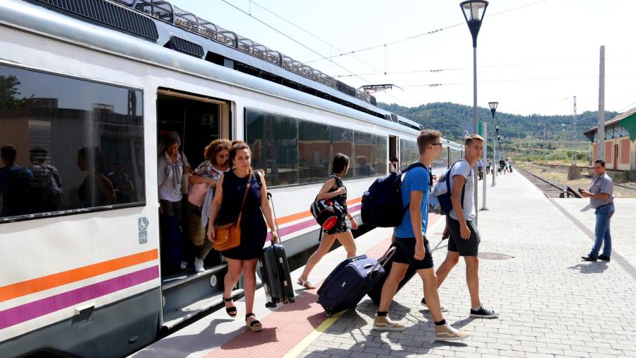 Pla general de passatgers baixant del tren a l'estació de Marçà-Falset de la R-15. FOTO: ACN