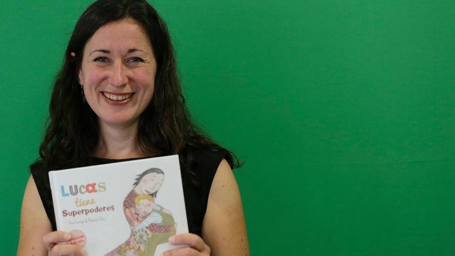 Ana Luengo con su libro para niños (Editorial DeFabula) que ya va por la segunda edición. Foto: lluís milián