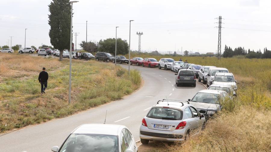El vial de acceso al parking de la URV se llena de coches del Hospital. FOTO: Alba Mariné