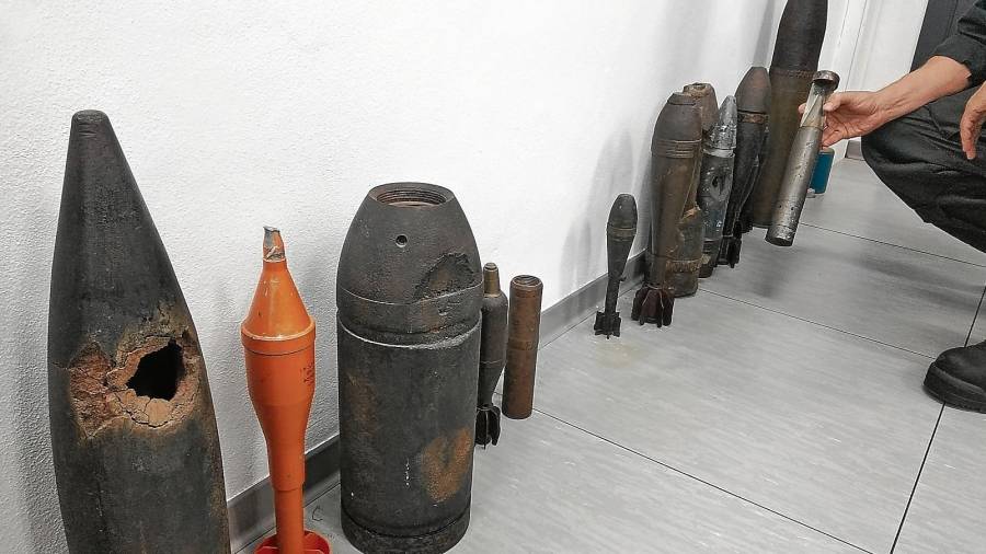 Bombas y granadas –sin carga explosiva– que el Gedex tiene en la Comandancia de Tarragona. FOTO: ÀNGEL JUAMPERE