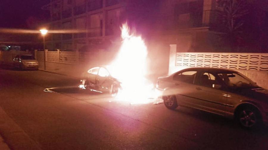 Imagen de archivo de un coche en llamas que no se corresponde al accidente. FOTO: Cedida