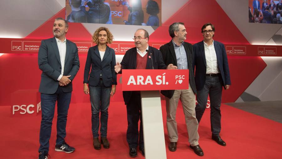 Los miembros del PSC esta noche en la sede electoral de los socialistas catalanes donde valoran los resultados de la jornada electoral 10N. FOTO: EFE