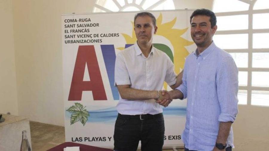 Seve Galván y Kenneth Martínez, després de firmar l'acord de govern. FOTO: lafurapenedes.cat