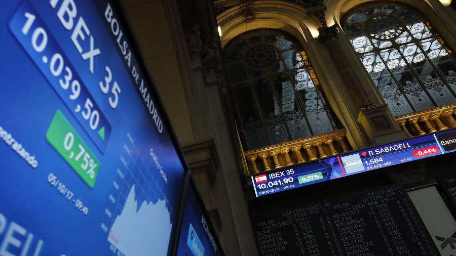 El IBEX 35, principal indicador de la Bolsa española, opta por las ganancias tras la apertura y rebota un 0,45 %, con lo que vuelve a conquistar los 10.000 puntos. FOTO: EFE