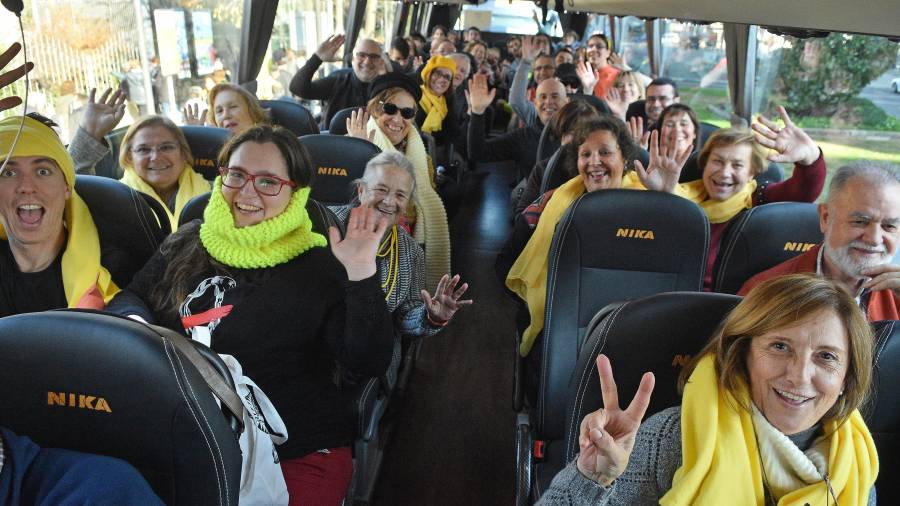 Autobuses llenos de independentistas de Reus rumbo a Bruselas. FOTO: Alfredo González