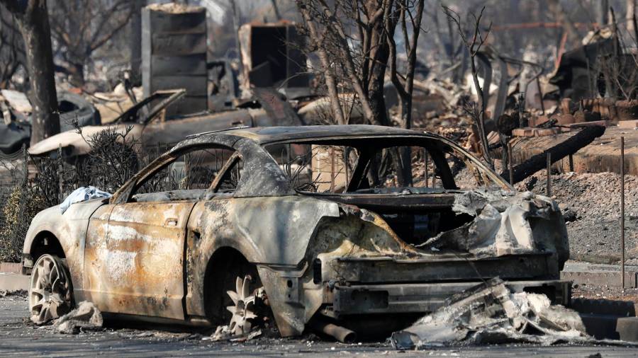Vista de un vecindario afectado por el fuego el pasado jueves, en Santa Rosa, California, donde múltiples incendios forestales dispersos han dejado una treintena de personas muertas. FOTO: EFE