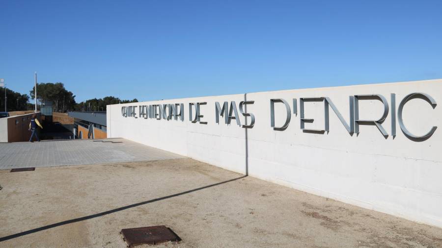 Pla general del cartell d'entrada del centre penitenciari de Mas d'Enric a Tarragona. ACN