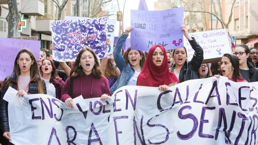 Pancartas contra la violencia machista durante la última manifestación feminista del 8 de marzo en Reus. FOTO: ALBA MARINÉ