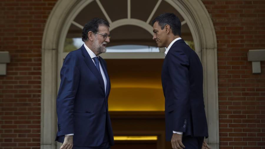 Reunión de Mariano Rajoy con Pedro Sánchez en la Moncloa. EFE