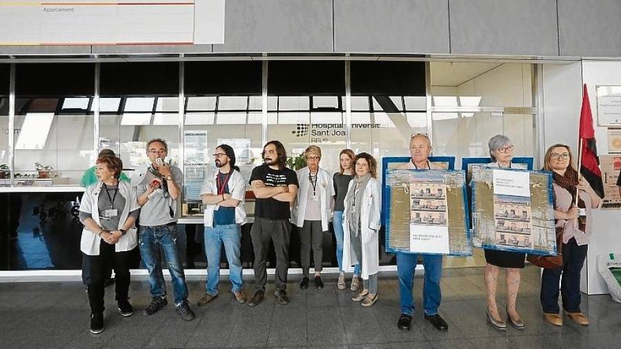 La CGT quiere protestar todos los viernes en la rambla principal del Hospital Sant Joan por los recortes salariales FOTO: Alba Mariné