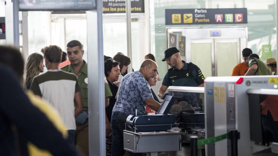 Efectivos de la Guardia Civil trabajan en los accesos a las puertas de embarque del aeropuerto de Barcelona-El Prat. Foto: EFE