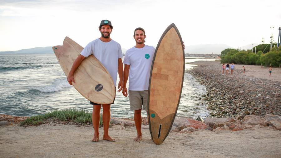 Jordi Oliva y Albert Font de Rubinat, con las tablas de surf ecológicas creadas y promovidas por ellos mismos.