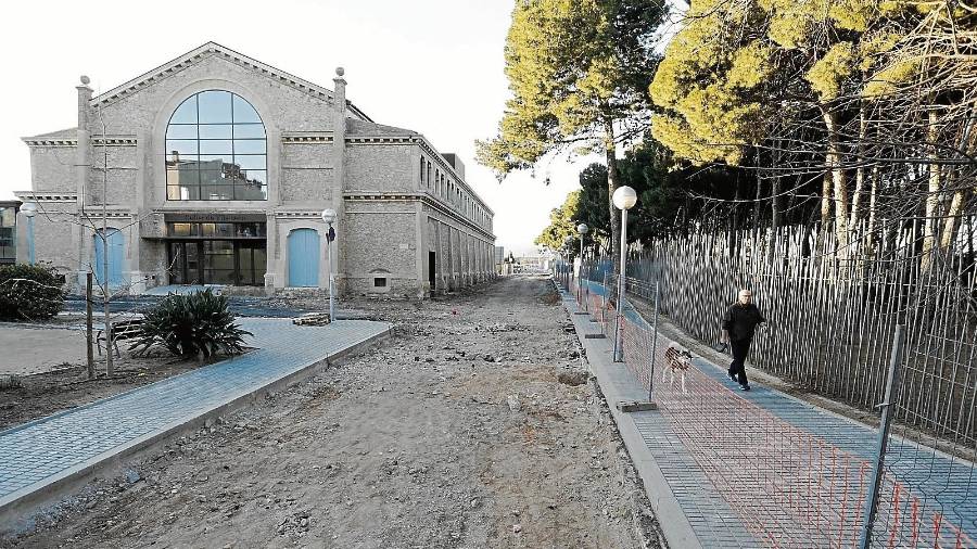 La mejora de la accesibilidad de la calle Castillejos y Castell debe terminar en un plazo de dos meses. Habrá plataforma única. foto: Pere Ferré