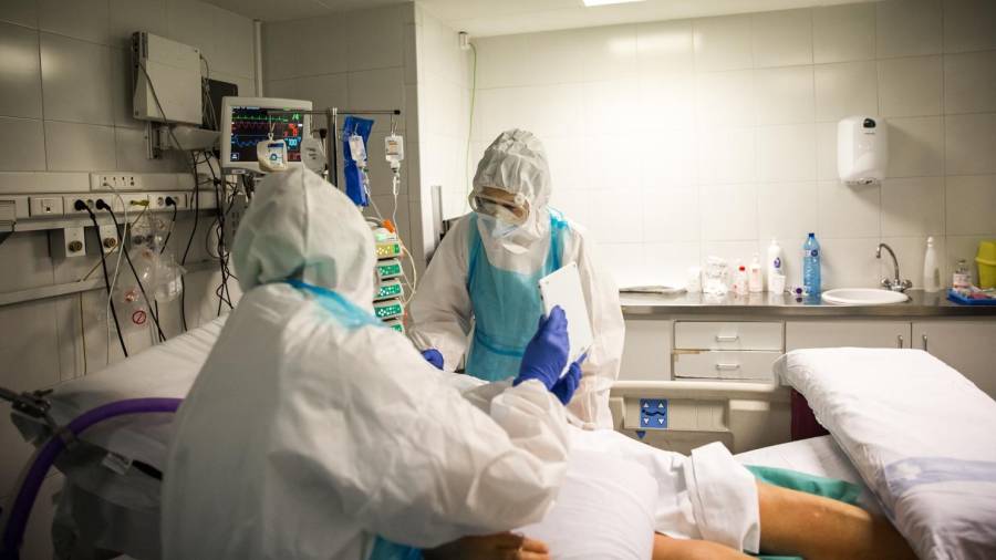 Personal sanitario tratando a un infectado de Covid-19 en el Hospital Joan XXIII en Tarragona. FOTO: David Oliete