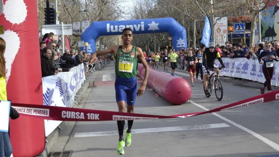 El atleta reusense Abdessamad Oukhelfen, entrando como vencedor en los 10 kms. en ruta, Vilafranca. FOTO:Club Fondistes Penedès