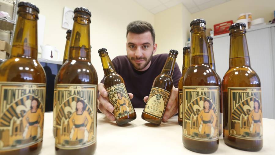 Pol Martín con algunas botellas de La Montblanquina, su nueva creación. FOTO: PERE FERRÉ