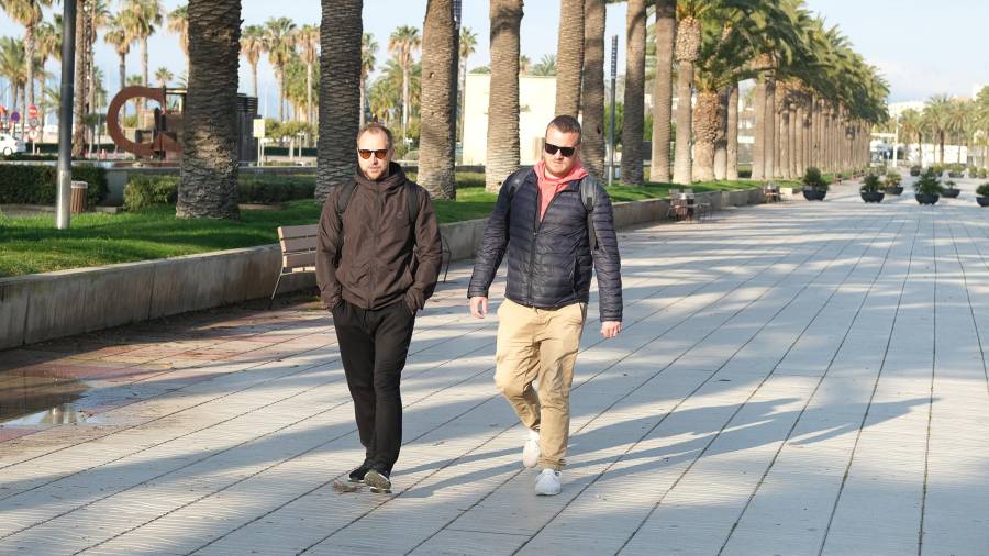 Dos hombres pasean por el Passeig Jaume I. El sexo masculino y de mediana edad abunda en las estadísticas poblacionales. foto: fabián acidres