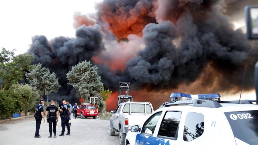 Imagen del incendio en una casa y empresa de la carretera N-240 en la salida de Lleida. 25 de mayo de 2017.
