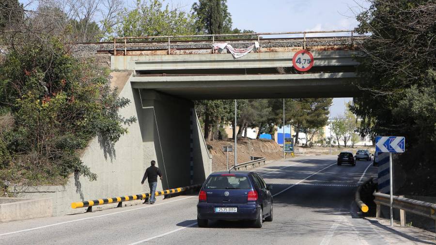 La pasarela conecta toda la avenida Ramon d'Olzina y sortear el puente de la vía férrea. FOTO: Alba Mariné