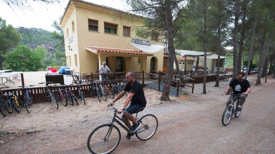 Imatge de l’estació de la Via Verda de Benifallet, que té lloguer de bicicletes i restaurant. FOTO: Joan Revillas
