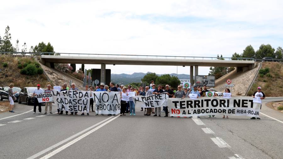 Els manifestants que han fet un tall de carretera a Móra d'Ebre per rebutjar el projecte d'abocador que s'està construint a Riba-roja d'Ebre. FOTO: ACN