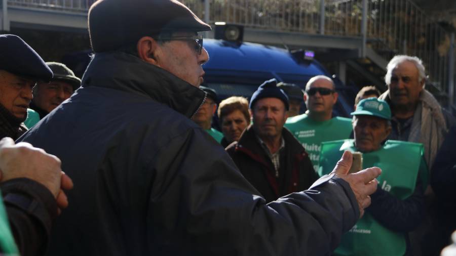 Rafel Español, parlant amb un grup de pagesos que es van manifestar dimecres pel baix preu de l'avellana. FOTO: ACN
