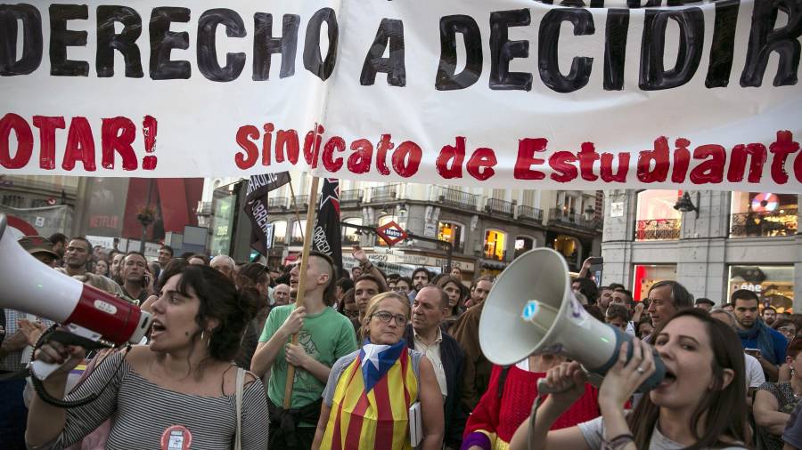 Se corearon consignas como ‘fuera fascistas de nuestros barrios’, ‘democracia y libertad’ o ‘el Estado español es la cárcel de los pueblos’. Foto: EFE
