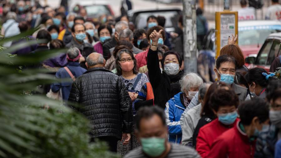 Imagen de gente andando por la calle con máscaras protectoras. FOTO: JEROME FAVRE