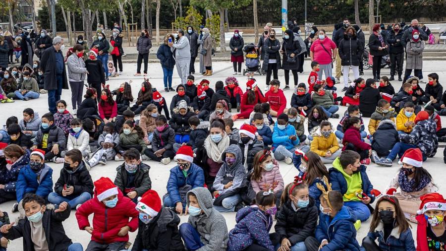 Imagen de uno de los grupos que ayer cantó villancicos en la acción navideña del Pla Educatiu d’Entorn de Tarragona. FOTO: ÁNGEL ULLATE