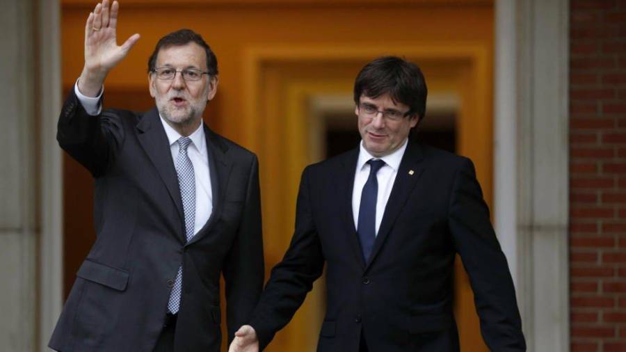 Imagen de archivo de Mariano Rajoy y Carles Puigdemont